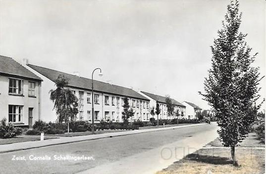 Griffensteijn-Kersbergen0002, Cornelis Schellingerlaan. 1956.jpg - Dit is het 2e deel van de Cornelis Schellingerlaan vanaf de Griffensteijnseplein tot de Ridderschapslaan. Dit is gebouwd na de oorlog, omdat er behoefte was naar nieuwe woningen en dit waren woningen die snel gebouwd waren. Verder zijn de woningen aan de Cornelis Schellingerlaan en Ridderschapslaan met hun karakteristieke ruime groenstroken, alsmede de woningen aan de Jacoba van Beierenlaan aangewezen als monument.Gezicht op de woningen Nrs: 31 t/m 63 gebouwd rond 1950. Opname van 1956.